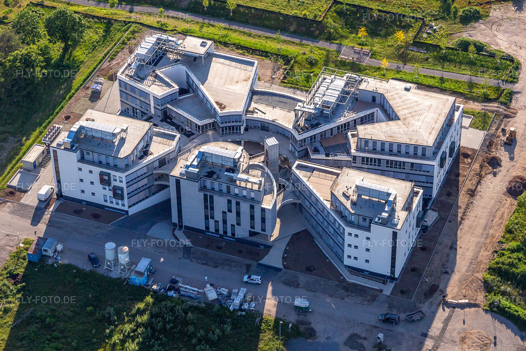 Luftbild: Baustelle zum Neubau eines Forschungs- Gebäudes und Bürokomplex an der Wilhelm-Schickard-Straße im Technologiepark Karlsruhe. im Ortsteil Rintheim in Karlsruhe im Bundesland Baden-Württemberg in Deutschland. Foto: IMG_126836.jpg vom 28.05.2021 durch Werner Riehm/FLY-FOTO.de