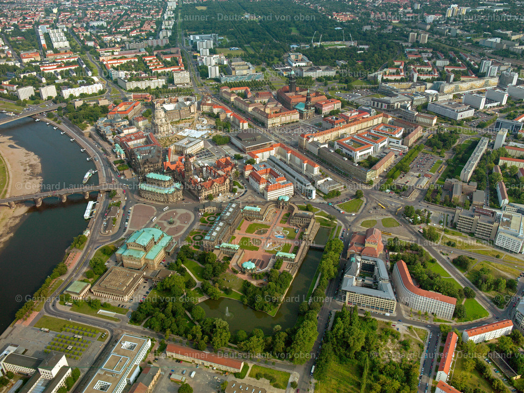 2417481 | DRESDEN  Altstadtbereich und Innenstadtzentrum am Neumarkt im Zentrum in Dresden im Bundesland Sachsen, Deutschland. Weiterführende Informationen bei: Landeshauptstadt Dresden,  Stiftung Frauenkirche Dresden. // Old Town area and city center in the district Zentrum in Dresden in the state Saxony, Germany. Further information at: Landeshauptstadt Dresden,  Stiftung Frauenkirche Dresden. Foto: Gerhard Launer