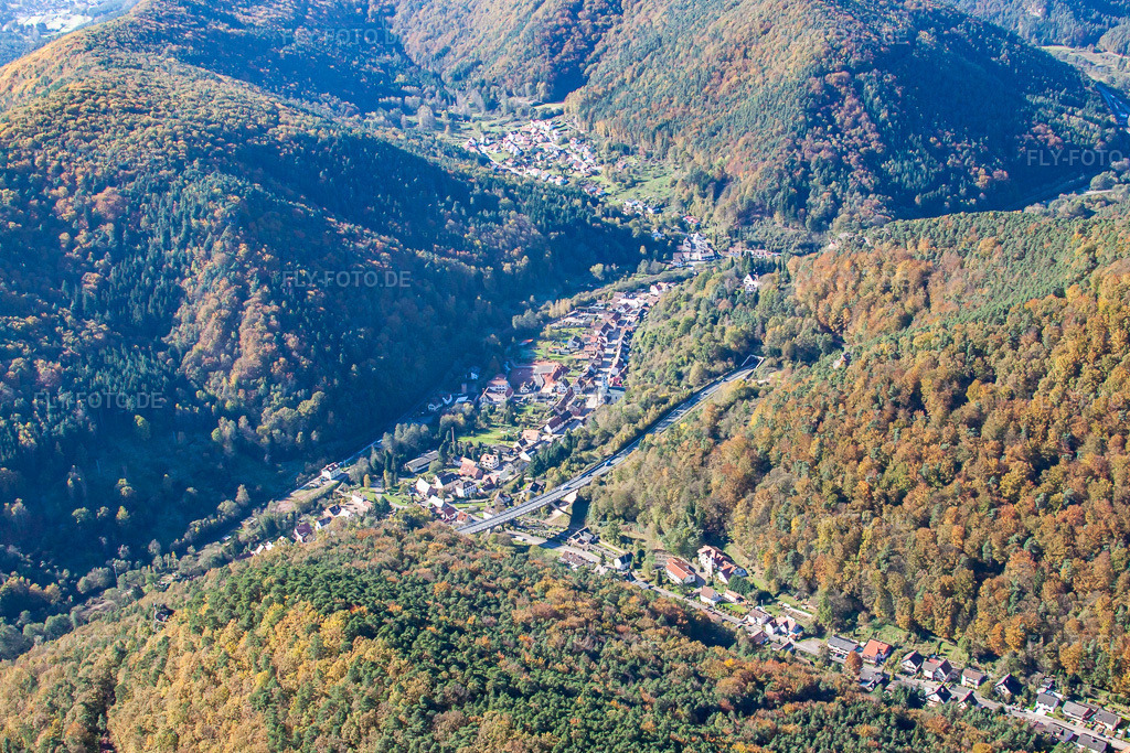 Luftbild: B48 in Rinnthal im Bundesland Rheinland-Pfalz in Deutschland. Foto: IMG_34662.jpg vom 26.10.2010 durch Werner Riehm/FLY-FOTO.de