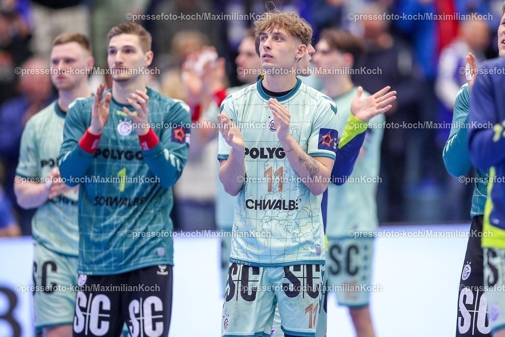 Gum25032501134 | 25.03.2025, Handball, European League - Play-Offs, VfL Gummersbach - MT Melsungen, Schwalbe-Arena: Abschlussjubel nach dem 29:26 Sieg für Gummersbach. Mathis Häseler (GUM #11) 