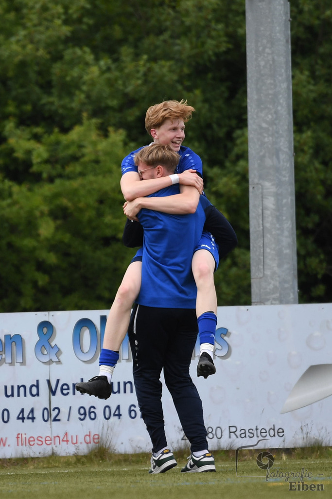 FC Rastede-JSG Esens/Dornum | B-Jugend Bezirksliga; FC Rastede (blau)-JSG Esens/Dornum (weiß) am 24.05.2025 in Rastede (Sportanlage Kötterswegs), Photo: Philip Eiben 2025 - Realisiert mit Pictrs.com