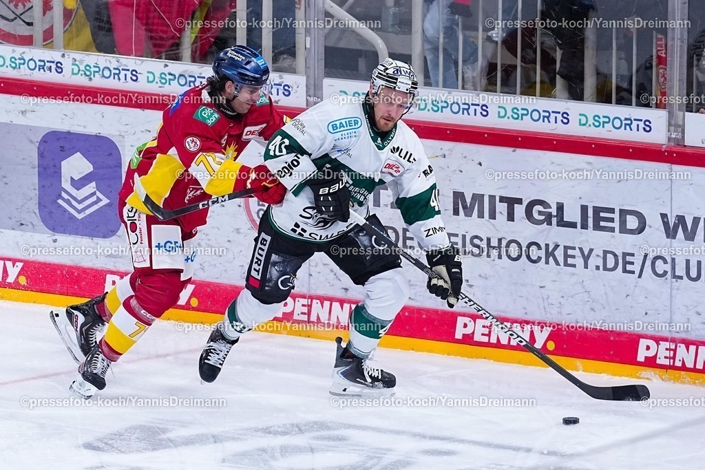 xYDRx12122501007 | 12.12.2025, xydrx, Eishockey, DEL2, Düsseldorfer EG - Bietigheim Steelers, PSD Bank Dome Düsseldorf: Ture Linden (Düsseldorfer EG #71) im Zweikampf gegen Tim Schuele (Bietigheim Steelers #40)Photo: xYannisxDreimannxPressefotoKochx