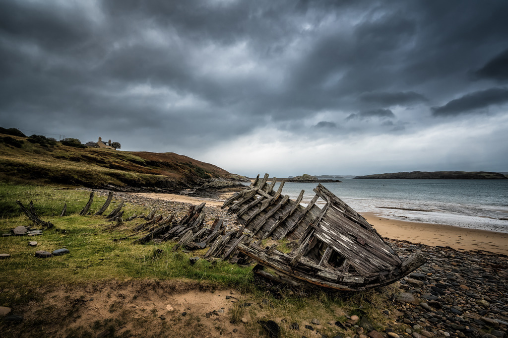 ausgedient | Schiffswrack in der Talmine Bay an der Nordküste Schottlands. Gemäss undiscoveredscotland.co.uk handelt es sich um das Fischerboot "The Reaper", das 1976 durch einen Brand schwer beschädigt wurde und seither hier verrottet. 
-----------------------------------------------------------------
On the shore beneath Talmine are the remains of a fishing boat, The Reaper, registration WK87. She was built in Girvan in 1948. In 1976 she was badly damaged by fire while moored in Loch Eriboll. She was towed to Talmine and beached where you see her now.
https://www.undiscoveredscotland.co.uk/tongue/talmine/index.html
-----------------------------------------------------------------
Dieser Druck ist in einer limitierten Auflage von 5 Exemplaren erhältlich. 
This print is available in a limited edition of 5 copies. 
http://art.hess.photography/153-ausgedient.html - Realisiert mit Pictrs.com