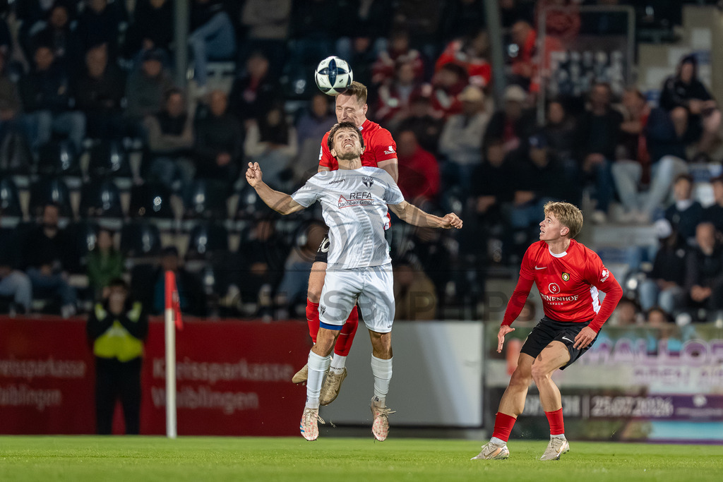 SG Sonnenhof Großaspach vs. SGV Freiberg, Fussball, Regionalliga Suedwest, 30. Spieltag, 22.04.2026 | Zweikampf zwischen Leon Maier (SG Sonnenhof Großaspach, #20) und Lukas Laupheimer (SGV Freiberg, #06),SG Sonnenhof Großaspach vs. SGV Freiberg, Fussball, Regionalliga Suedwest, 30. Spieltag, 22.04.2026