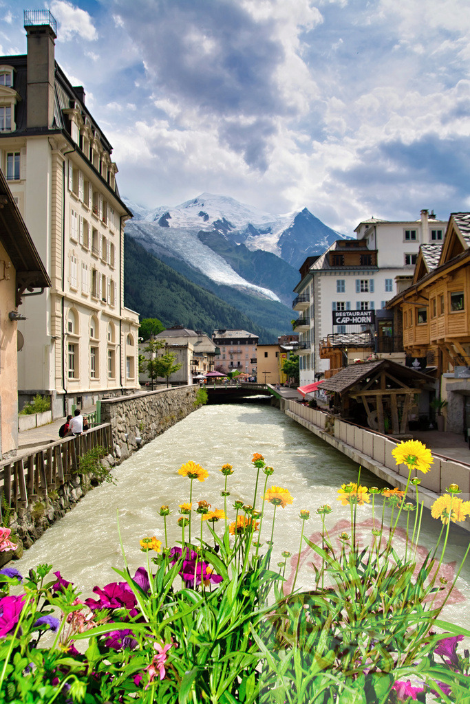 Chamonix village flowing Arve river and Mont Blanc glacier | Chamonix village featuring buildings, Arve river, vibrant flowers, and Mont Blanc - Realisiert mit Pictrs.com