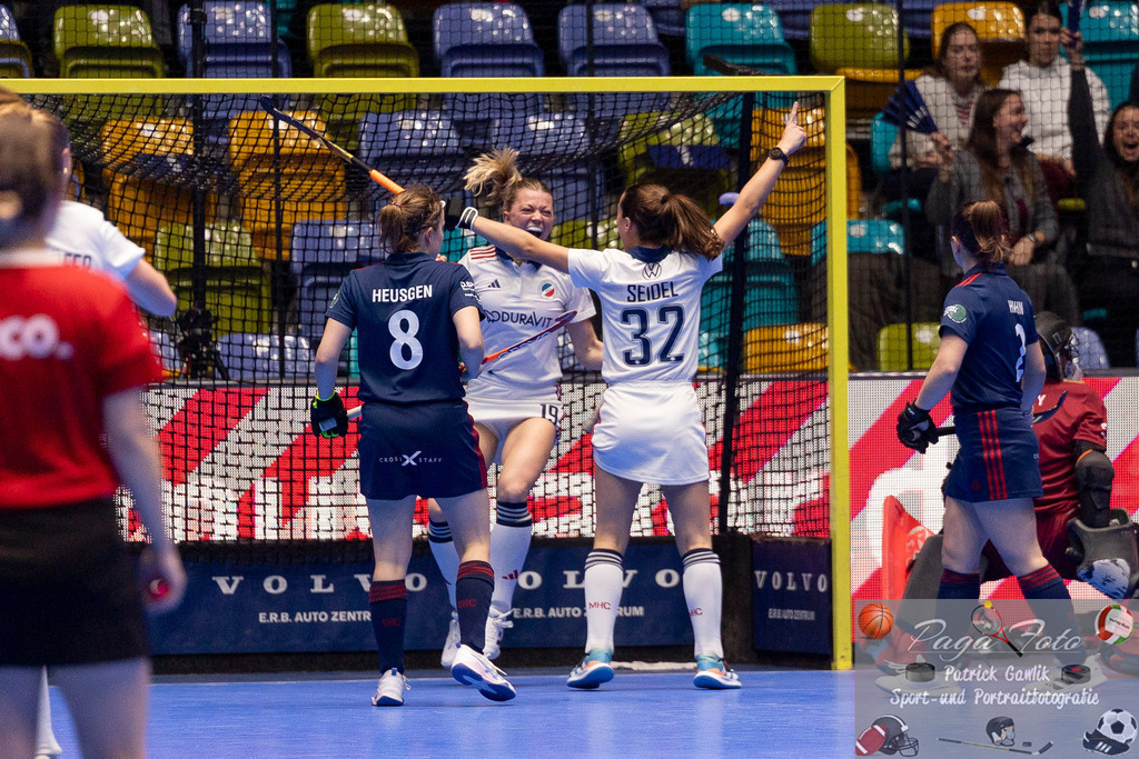 Volvo E.R.B. Final 4 Halbfinale Frauen: Mannheimer HC - Düsseldorfer HC, 25.01.2025 | Carolin Seidel (Mannheimer HC #32) &amp; Verena Neumann (Mannheimer HC #19) feiern das Tor zum 2:4 Anschluss, Mannheimer HC - Düsseldorfer HC, Frankfurt, Süwag Arena, 25.1.2025 - Realisiert mit Pictrs.com