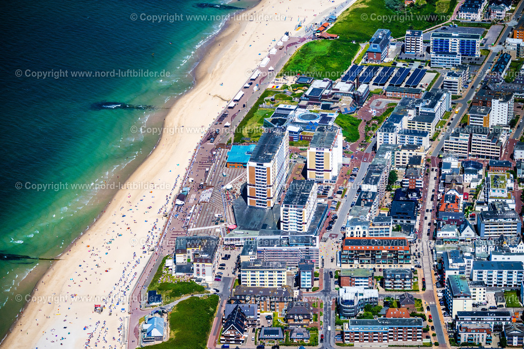 Sylt_Westerland_Strand_Hotel_Mirama_ELS_0454210625 | SYLT 13.08.2025 Hochhaus- Gebäude der Hotelanlage und des Congress Centrum am Sandstrand an der Friedrichstraße in Sylt Nordsee - Insel im Bundesland Schleswig-Holstein, Deutschland. Weiterführende Informationen bei: Hotel Roth, Hayo Feikes & Co.,  Insel Sylt Tourismus-Service GmbH. // High-rise building of the hotel complex and the Congress Center on the sandy beach at Friedrichstrasse in Sylt, North Sea island in the federal state of Schleswig-Holstein, Germany. Further information at: Hotel Roth, Hayo Feikes & Co.,  Insel Sylt Tourismus-Service GmbH. Foto: Martin Elsen