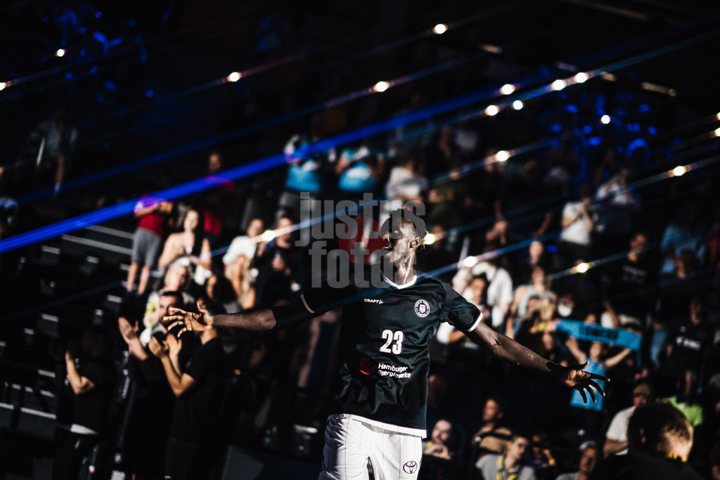 Basketball | Männer | Saison 2024/2025  | easyCredit Basketball Bundesliga | Testspiel | Veolia Towers Hamburg vs. EWE Baskets Oldenburg | 25.08.2024 | Kur Kuath (#23, Veolia Towers Hamburg) beim Einlauf in die Arena