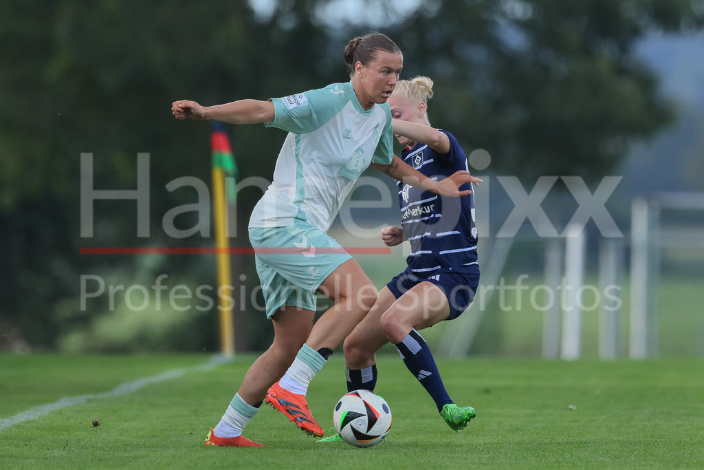 Fussball, Testspiel Frauen, Hamburger SV - SV Werder Bremen | v.li.: Larissa Mühlhaus (SV Werder Bremen, 7) und Sophie Profe (Hamburger SV, 14) im Zweikampf, Duell, Dynamik, Aktion, Action, Spielszene