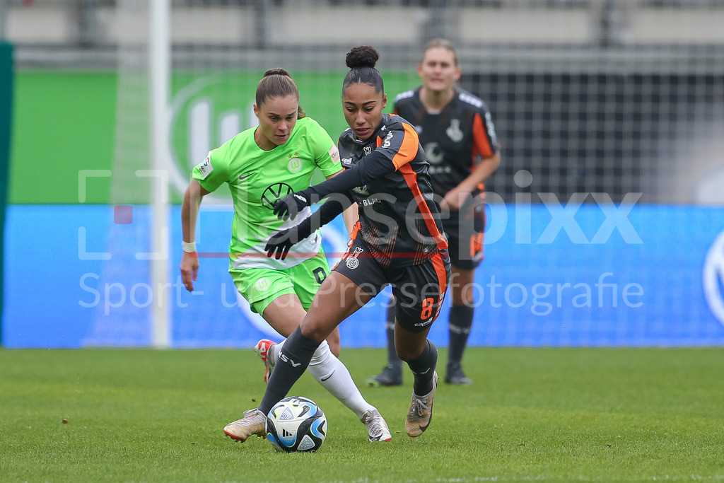 Fussball, Google Pixel Frauen-Bundesliga, VfL Wolfsburg - MSV Duisburg | v.li.: Ewa Pajor (VfL Wolfsburg, 9) und Vanessa Fürst (MSV Duisburg, 8) im Zweikampf, Duell, Dynamik, Aktion, Action, Spielszene, DIE DFB-RICHTLINIEN UNTERSAGEN JEGLICHE NUTZUNG VON FOTOS ALS SEQUENZBILDER UND/ODER VIDEOÄHNLICHE FOTOSTRECKEN. DFB REGULATIONS PROHIBIT ANY USE OF PHOTOGRAPHS AS IMAGE SEQUENCES AND/OR QUASI-VIDEO.