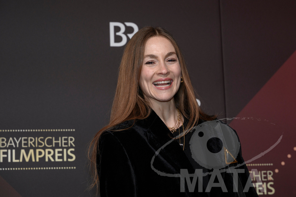 _DWI4983 | Teresa Klamert bei der Verleihung des 47. Bayerischen Filmpreises 2026  im Prinzregententheater. München, Deutschland. Der Bayerische Filmpreis wird seit 1979 von der Bayerischen Staatsregierung verliehen, um die Bedeutung des Kinofilms als Kulturgut herauszustellen - Realisiert mit Pictrs.com