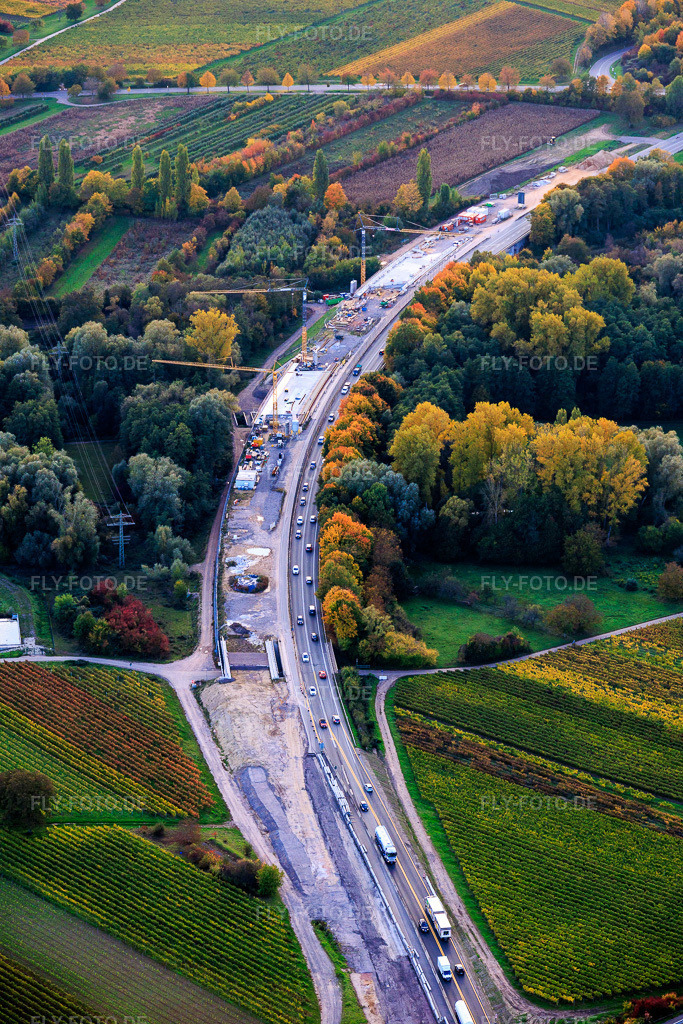 Luftbild: Baustelle zum vierspurigen Ausbau der B10 an der Queichbrücke im Ortsteil Godramstein in Landau im Bundesland Rheinland-Pfalz in Deutschland. Foto: IMG_150330.jpg vom 15.10.2025 durch Werner Riehm/FLY-FOTO.de