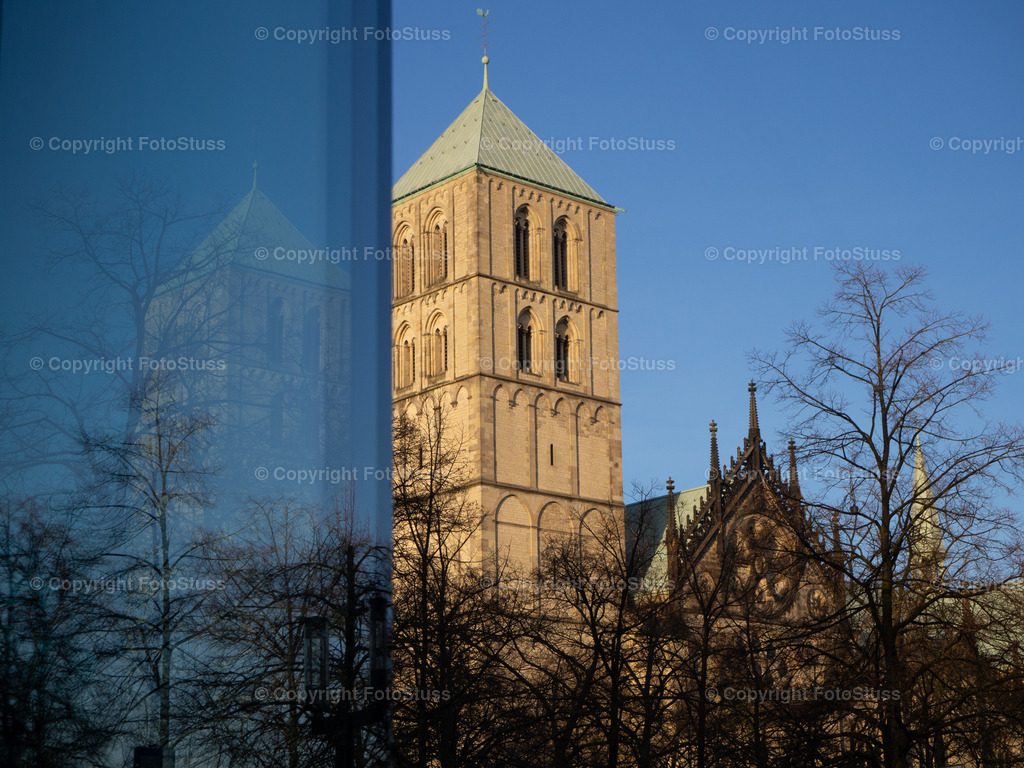 St.-Paulus-Dom in Münster | Der St.-Paulus-Dom in Münster spiegelt sich im Fenster. - Realisiert mit Pictrs.com