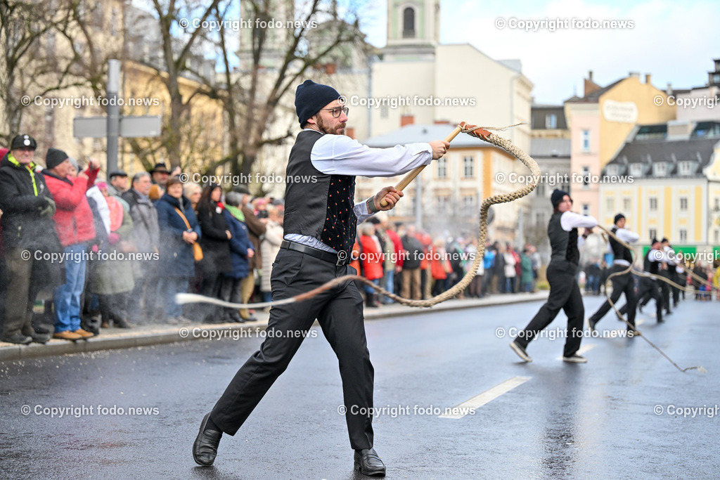 Neujahrschnalzen_ Aperschnalzen 2024_ 01.01.2024-46 | 01.01.2024, Promenade Linz, AUT, Landhaus im Bild Neujahrschnalzen 2024, Turmblaeser, Prangerschuetzen, Tradition, Brauchtum, Blasmusik, Peitschen, Trachtenverein Altstaedter Bauerngmoa, Promenade, Landhaus, Turm, Linz