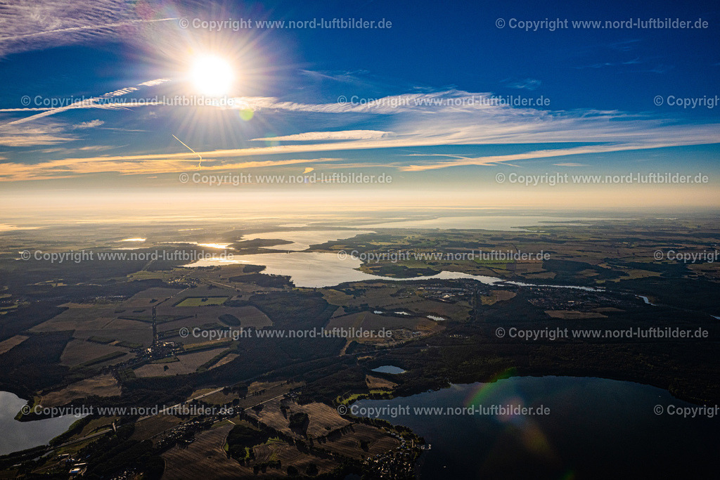 Malchow_Fleesensee_ELS_6660100822 | MALCHOW 10.08.2022 Ortsansicht im Sonnenaufgang am Uferbereich des Malchower See mit Blick auf Fleesensee in Malchow im Bundesland Mecklenburg-Vorpommern, Deutschland. Weiterführende Informationen bei: Inselstadt Malchow. // City view at sunrise on the shore area of Lake Malchower with a view of Fleesensee in Malchow in the state Mecklenburg - Western Pomerania, Germany. Further information at: Inselstadt Malchow. Foto: Martin Elsen