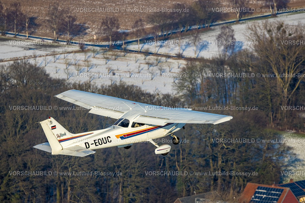 Hamm260105508 | Luftbild, Flugzeug D-EOUC Cessna C172R SkyHawk im Flug, Winterlandschaft, Stadtbezirk Heessen, Hamm, Ruhrgebiet, Nordrhein-Westfalen, Deutschland