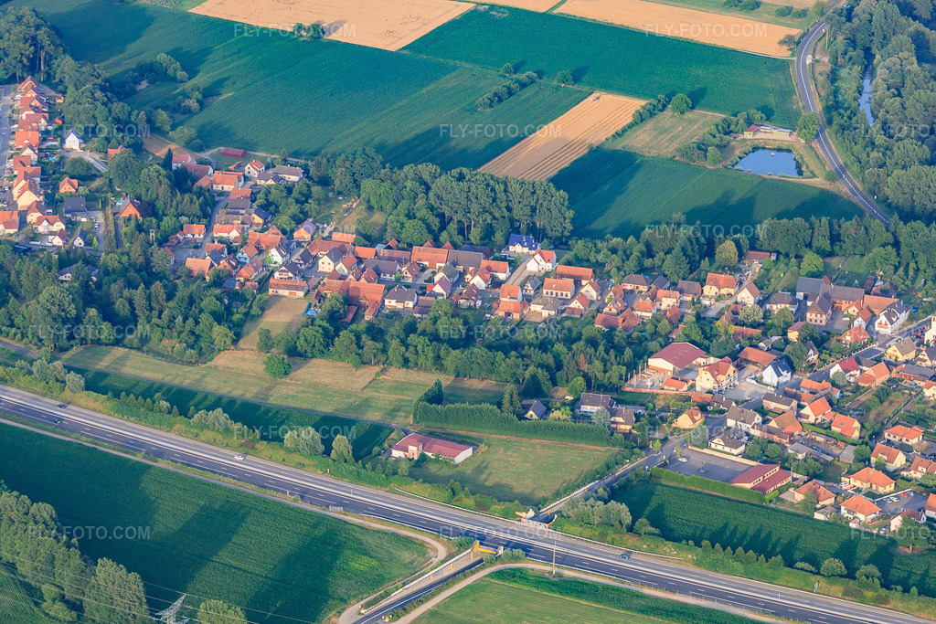 Aerial view: View of the town from the west in Kesseldorf in the state Bas-Rhin, France. – Photo: IMG_30605.jpg taken on 07/09/2010 by Werner Riehm/FLY-FOTO.com – Resolution of the original: 4752 x 3168 px