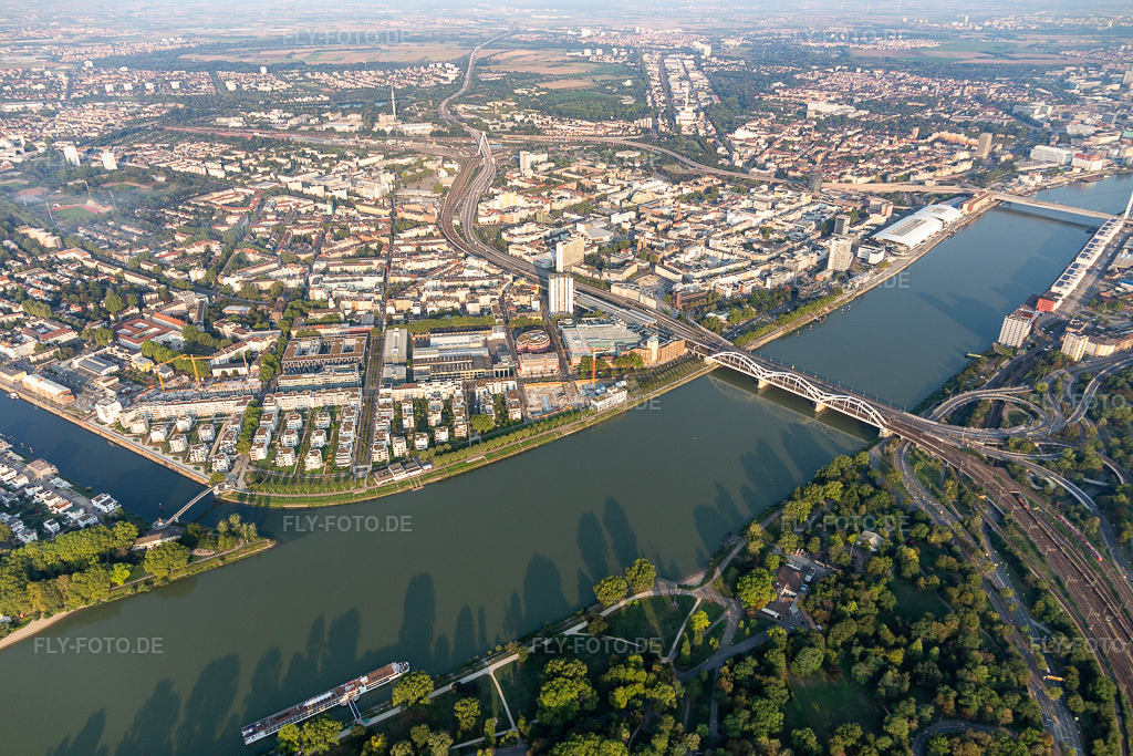 Luftbild: Wohnen am Fluß, Rheinschanzenpromenade im Ortsteil Süd in Ludwigshafen im Bundesland Rheinland-Pfalz in Deutschland. Foto: IMG_116880.jpg vom 25.08.2019 durch Werner Riehm/FLY-FOTO.de