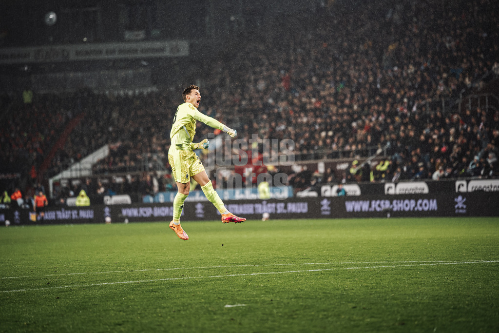 Fußball | Männer | Saison 2025/2026  | Fußball-Bundesliga | 09. Spieltag | FC St. Pauli vs. Borussia Mönchengladbach | 01.11.2025 | Moritz Nicolas (#33, Borussia Mönchengladbach) jubelt nach einem Tor