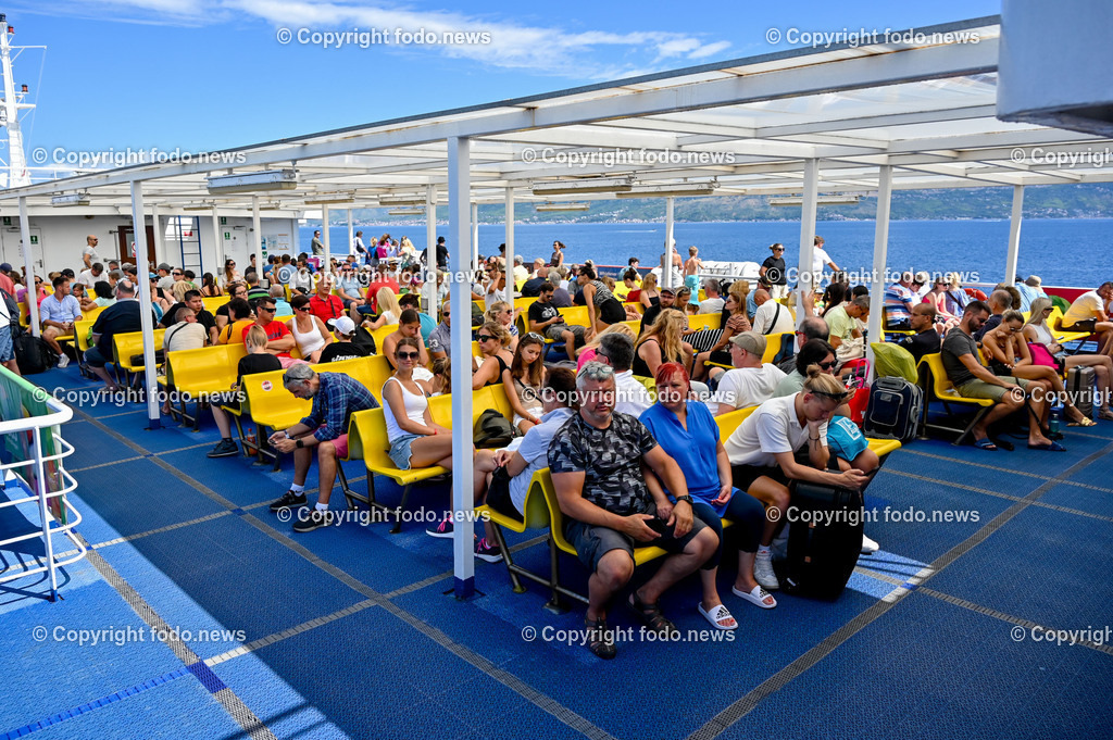 Kroatien_ Bra__ Split_ Faehre_ 09.08.2023-29 | 09.08.2023, Kroatien, HRV, Brač, Insel in Dalmatien im Bild Ueberfahrt auf der Faehre von Brac nach Split, Adria, Meer, Faehre, Trajekt, Ferry, Jadrolinija, Touristen, Urlauber