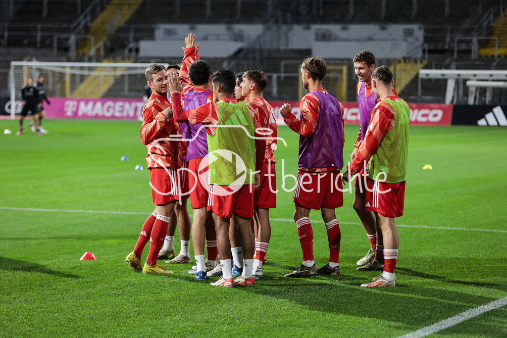 FC Bayern Amateure - SV Wacker Burghausen | Die Spieler der Bayern Amateure machen sich vor der Partie warm / Team / warmup