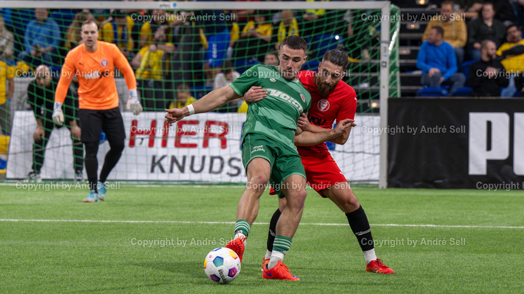 SHFV Lotto Masters 2024SHFV Lotto Masters 2024 | 20240113_8399, 13.01.2024, SHFV Lotto Masters 2024, Gruppe B, FC Kilia Kiel (rot) vs. PSV Neumünster (grün), Tim Möller (PSV #21) / Berat Ayyildiz (Kilia #17) - Realisiert mit Pictrs.com