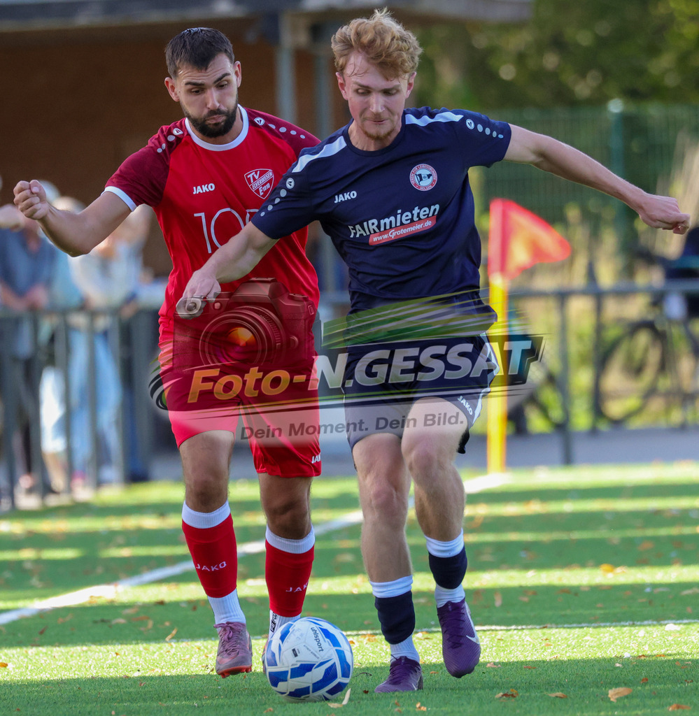 VfL Holsen - TV Elverdissen | Auf dem Bild zu sehen: schwarz VfL Holsen: Yurii Cherkas ; rot TV Elverdissen: Robert Lipkowski VfL Holsen, TV Elverdissen, Saison 26/27, Kreisliga A, Holsen, Deutschland - Realisiert mit Pictrs.com