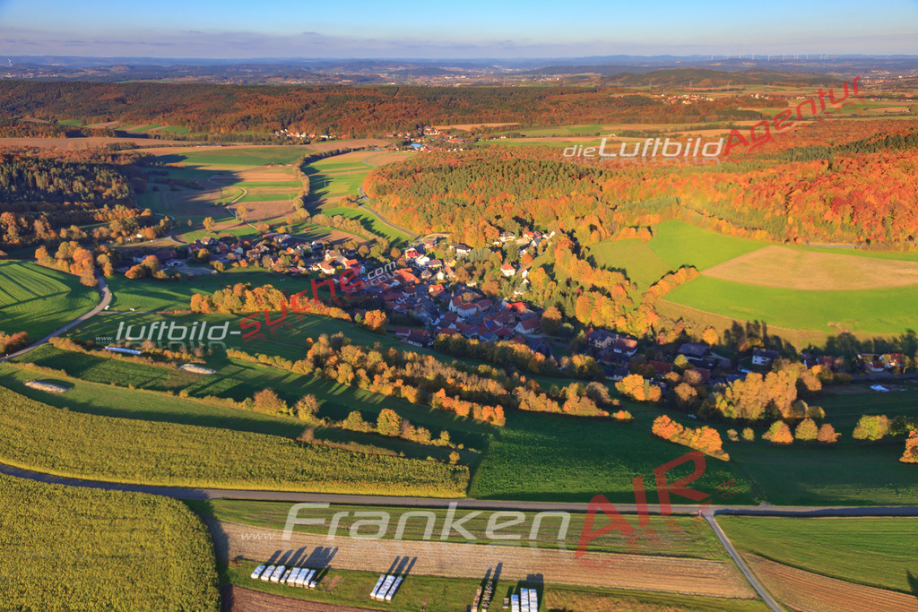 Luftbild von Oberlangheim Lichtenfels - Luftaufnahme wurde 2017 von https://frankenair.de mittels Flugzeug (keine Drohne) erstellt - die Geschenkidee