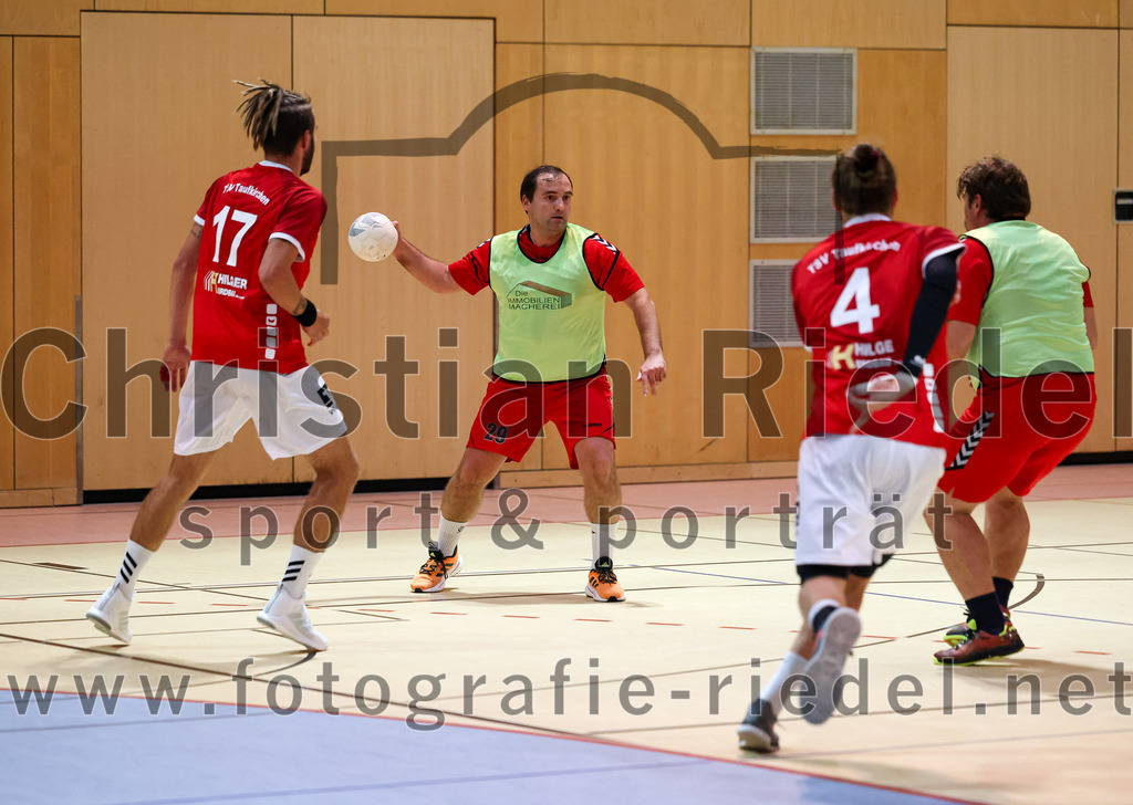 2022-10-01_040_SpVgg_Altenerding_II_gegen_TSV_Taufkirchen-Vils | Erding, Deutschland, 01.10.2022:
Handball, Bezirksklasse Männer 2022 / 2023, 1. Spieltag, SpVgg Altenerding II gegen TSV Taufkirchen/Vils, Endergebnis: 21:32

Dion Heydemann (TSV Taufkirchen/Vils, #17), Simon Klawe (SpVgg Altenerding, #29), Thomas Anhoffer (TSV Taufkirchen/Vils, #4)

Foto: Christian Riedel / fotografie-riedel.net