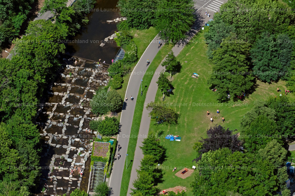 4033396 | FREIBURG IM BREISGAU 30.06.2020 Fluss- Uferbereichen der Dreisam bei Niedrigwasser mit badenden Menschen an der Straße Fritz-Horch-Weg in Freiburg im Breisgau im Bundesland Baden-Württemberg, Deutschland. Weiterführende Informationen bei: Stadt Freiburg im Breisgau. // Town on the banks of the river of Dreisam bei Niedrigwasser on street Fritz-Horch-Weg in Freiburg im Breisgau in the state Baden-Wuerttemberg, Germany. Further information at: Stadt Freiburg im Breisgau. Foto: Gerhard Launer