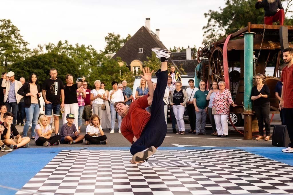 Breakdance mit The Saxonz am Forte Belvedere Leisnig | Breakdance mit The Saxonz am Forte Belvedere Leisnig zum Festival Hallo Leisnig 2022. - Realisiert mit Pictrs.com
