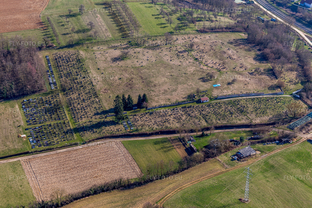 Vue aérienne: Cimetière à Ettendorf dans le département Bas Rhin, France. Photo: IMG_097505.jpg prise le 16/03/2017 par Werner Riehm/FLY-FOTO.eu – Résolution de l'original: 5472 x 3648 px