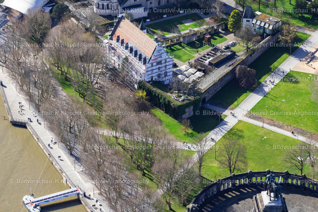 Luftbilder Koblenz-0006 | Luftbildfotografie Pfarramt Sankt Kastor mit der Pfarrkirche und das Ludwig Museum im Deutschherrenhaus am Zusammenfluss des Rheins und der Mosel, genannt Deutsches Eck an der Kastorhof, Esther-Bejarano-Straße in Koblenz im Bundesland Rheinland-Pfalz. - Realisiert mit Pictrs.com