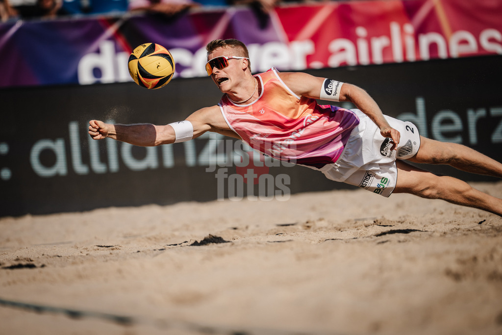 Beachvolleyball | Frauen | Deutsche Meisterschaften 2025 Timmendorfer Strand | 04.09.2025 | Georg Wolf springt zum Ball