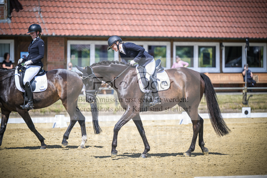DOS_5206 | Entdecke hochwertige Reitturnierfotos von Foto Oger. Professionell, emotional und authentisch – jetzt Lieblingsmomente im Shop bestellen.Deutschlandweite Turnierfotografie. - Realisiert mit Pictrs.com