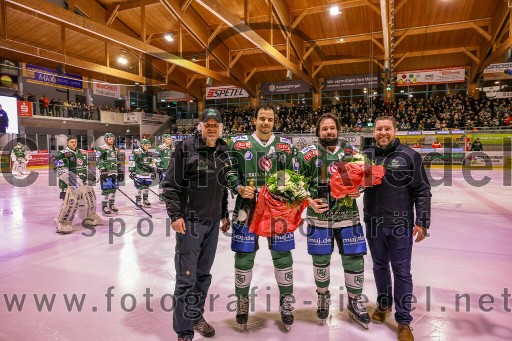 2024-02-02_017_TSV_Erding_gegen_ERSC_Amberg | Erding, Deutschland, 02.02.2024:
Eishockey, Bayernliga Vorrunde 2023 / 2024, 30. Spieltag, TSV Erding gegen ERSC Amberg, Endergebnis: 1:0

Daniel Krzizok (Erding Gladiators, #18), Rudolf Lorenz (Erding Gladiators, #91), David Whitney (Erding Gladiators)

Foto: Christian Riedel / fotografie-riedel.net
