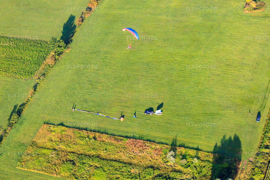 Luftbild: Landung eines Heissluftballons D-OTKA in Erlenbach bei Kandel im Bundesland Rheinland-Pfalz in Deutschland. Foto: IMG_70274.jpg vom 19.07.2014 durch Werner Riehm/FLY-FOTO.de