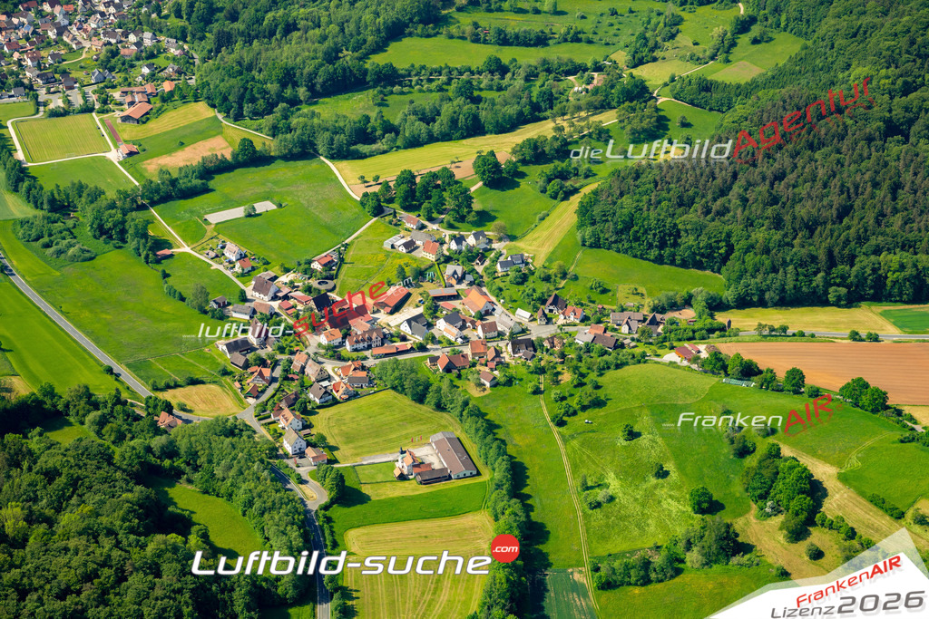 Das Luftbild zeigt Dietershofen Kirchensittenbach - Die Luftaufnahme wurde 2023 vom UL-Flugzeug aus erstellt ( keine Drohne ) - Hochauflösende Luftaufnahme - Für grossformatige Ausdrucke geeignet. Die Geschenkidee !Mit Lizenz und Bildrechte bestellbar