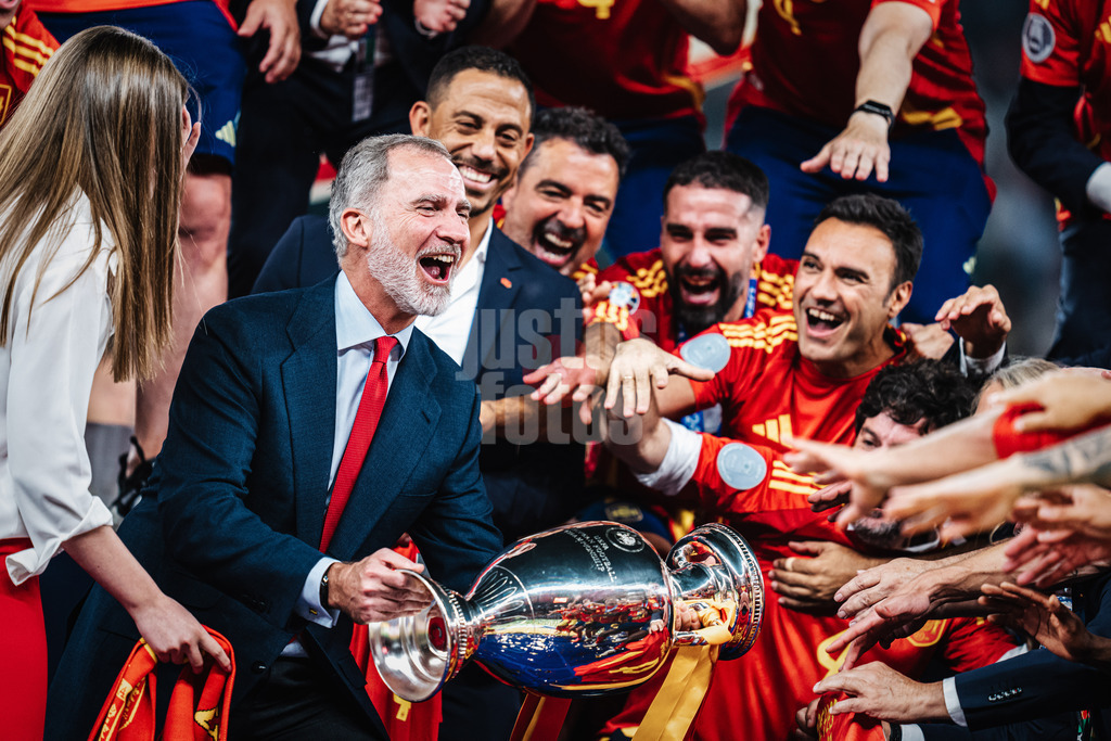 Fußball | Herren | UEFA-Fußball-Europameisterschaft 2024 | Finale | Spanien vs. England | 14.07.2024 | König Felipe mit dem Pokal