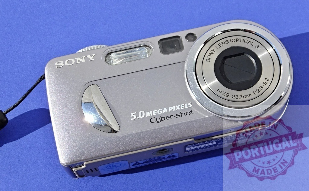 Sony Cyber-shot 5.0 mega pixels digital camera | Sony Cyber-shot 5.0 mega pixels compact digital camera displaying vintage technology and photography - Realized with Pictrs.com