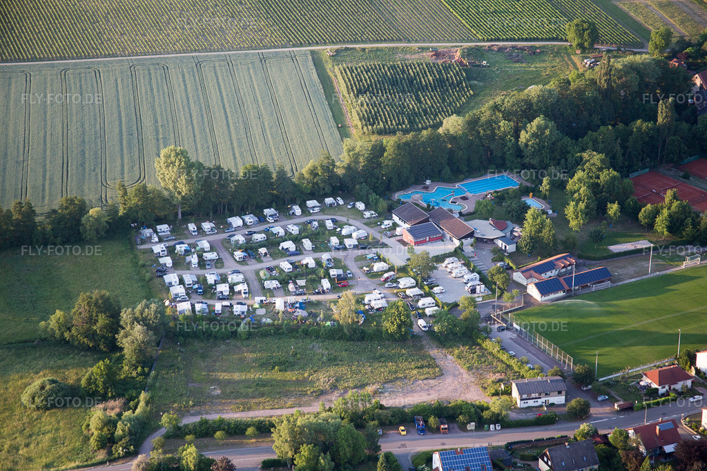 Luftbild: Wohnwagen und Zelte- Campingplatz - und Zeltplatz am Freibad im Ortsteil Ingenheim in Billigheim-Ingenheim im Ortsteil Klingen in Heuchelheim-Klingen im Bundesland Rheinland-Pfalz in Deutschland. Foto: IMG_080354.jpg vom 05.06.2015 durch Werner Riehm/FLY-FOTO.de