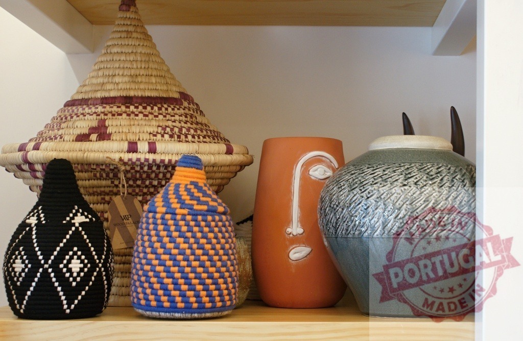 Artisan handmade baskets and decorative vases on shelf | Woven baskets and ceramic face pot displaying unique textures and designs for home decor - Realisiert mit Pictrs.com
