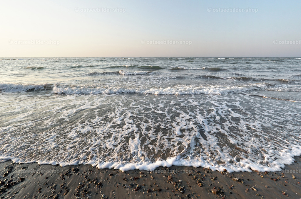 Wellen wie gemalt | Ostseewellen laufen malerisch am Strand aus.
