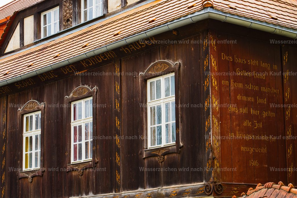 Herrnhut - Fassade des Stobwasserhauses in der August-Bebel-Straße | Herrnhut ist eine Stadt im sächsischen Landkreis Görlitz in der Oberlausitz. Zentral zwischen den Städten Löbau und Zittau gelegen, ist sie als Gründungsort der Herrnhuter Brüdergemeine, durch die Produktion der Herrnhuter Sterne und internationale Missionsarbeit bekannt. - Realisiert mit Pictrs.com