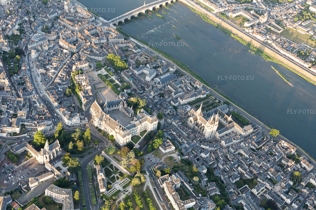 Vue aérienne: Vue de la ville à Blois dans le département Loir et Cher, France. Photo: IMG_101035.jpg prise le 23/06/2017 par Werner Riehm/FLY-FOTO.euRésolution de l'original: 5472 x 3648 px