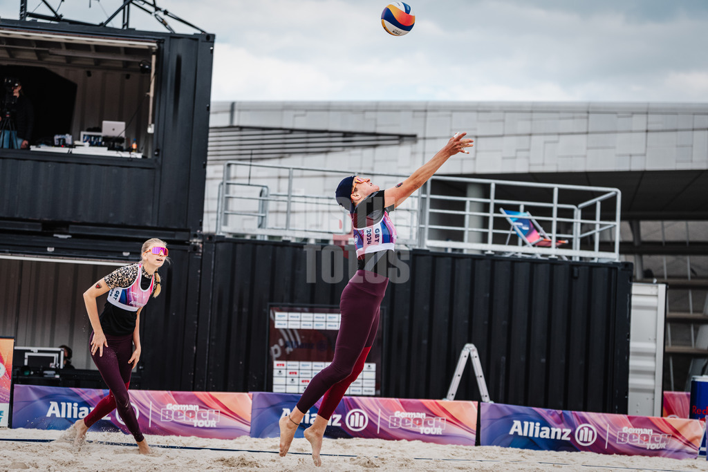 Beachvolleyball | Frauen | German Beach Tour 2024 | Tourstop Bremen | 06.06.2024 | Melanie Gernert spielt den Ball