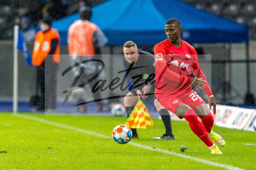 BSCRBL20220220_134 | Fussball, Herren: Nordi Mukiele (RB Leipzig) in Aktion, am Ball, Einzelaktion bei dem Spiel der 1. Bundesliga zwischen Hertha BSC und RB Leipzig im Olypiastadion am 20.02.2022 in Berlin, Deutschland.DFB / DFL REGULATIONS PROHIBIT ANY USE OF PHOTOGRAPHS AS IMAGE SEQUENCES AND/OR QUASI-VIDEO. - Realisiert mit Pictrs.com
