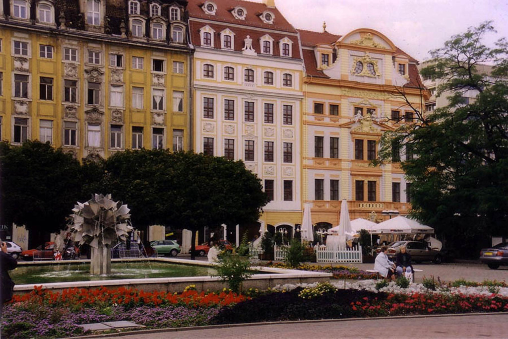Sachsenplatz - Blick zu Katharinenstraße und Romanushaus | Entdecke über 20 Kategorien Leipzig-Motive: Foto-Downloads, hochwertige Poster, Leinwand- & Fine-Art-Prints. Jetzt Lieblingsfoto im Bildlexikon Leipzig Shop bestellen!