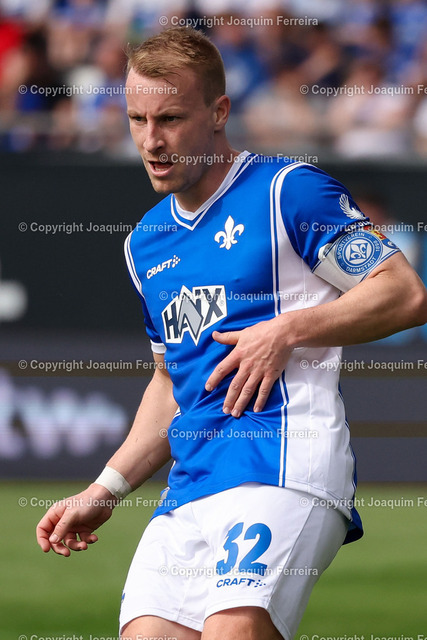 2400414_svdvsscf_1815 Kopie | Darmstadt, 14.04.2024 xjfx 1.Bundesliga SV Darmstadt 98 - SC Freiburg v.l., Fabian Holland (SV Darmstadt 98),  am Ball, Freisteller, Einzelbild, Ganzkörper, Aktion, Action, Spielszene





(DFL/DFB REGULATIONS PROHIBIT ANY USE OF PHOTOGRAPHS as IMAGE SEQUENCES and/or QUASI-VIDEO) - Realisiert mit Pictrs.com