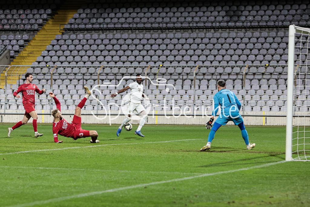 Türkgücü München - FC Bayern Amateure | Desire SEGBE AZANKPO (FCB #34) verpasst den Ball denkbar knapp